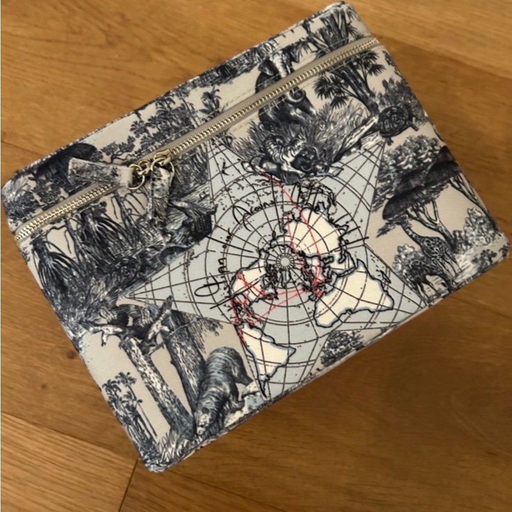 DIOR BEAUTY EXCLUSIVE AROUND THE WORLD MIRRORED VANITY CASE